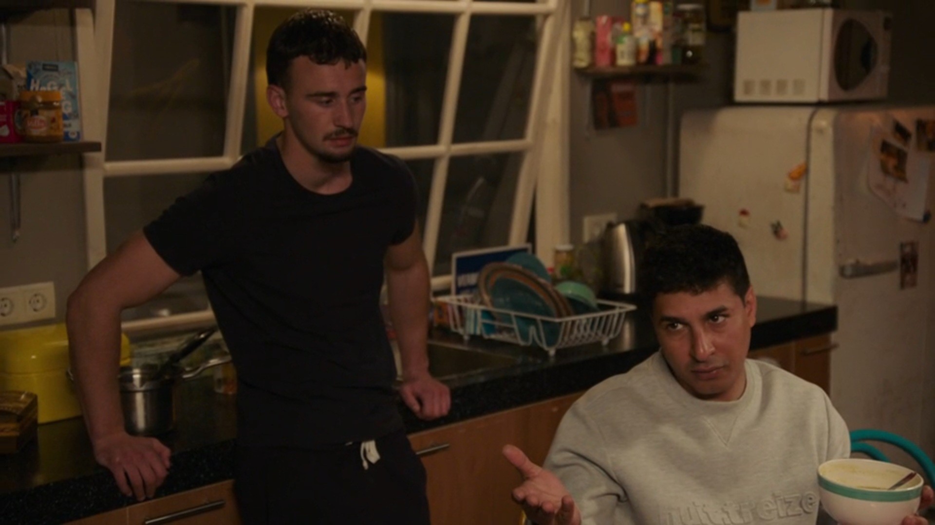 Marwan zet Nola de deur uit.